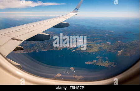 Avvicinando il Bergen Airport, guardando fuori di aeromobili windows al di sopra di dette alette, sui fiordi di Bergen, Blomsterdalen, Kokstad, Hordaland, Norvegia, Sc Foto Stock