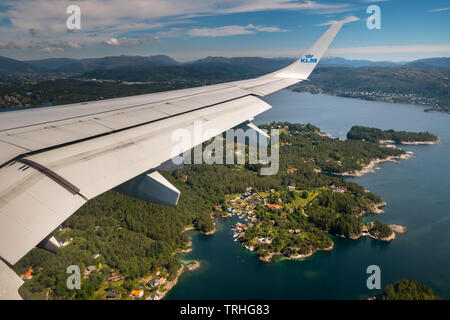 Approccio all'aeroporto di Bergen, vista sui fiordi di fiordi di Bergen, Blomsterdalen, Kokstad, Hordaland, Norvegia, Scandinavia, Europa, né, viaggi Foto Stock