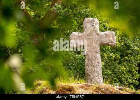 Storico croce di pietra della doga chiesa Fantoft circondato da alberi, Fantoftvegen Paradis, Hordaland, Norvegia, Scandinavia, Europa, Paradis, né, viaggi Foto Stock