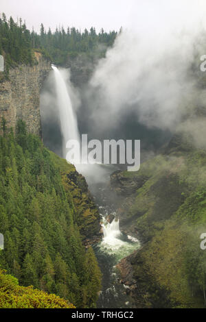 Helmcken Falls con nebbia, Grey Parco Provinciale, British Columbia, Canada. È la quarta più grande parco in British Columbia. Foto Stock