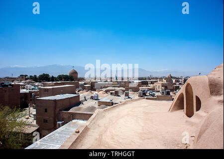 Una vista sul Kashan dal tetto dell'antico bazar della città. Kashan è una delle più antiche città abitate in Iran. Foto Stock