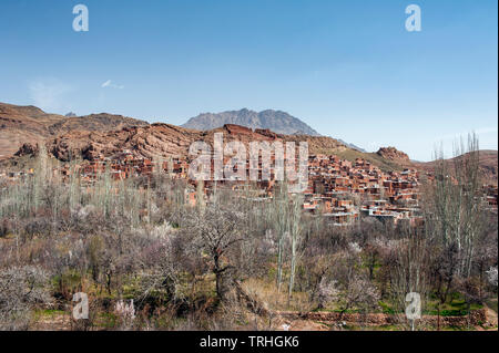 Vista di Abyaneh in Iran. Caratterizzato da un peculiare tinta rossastra, il paese è uno dei più antichi in Iran. Foto Stock