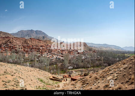 Vista di Abyaneh in Iran. Caratterizzato da un peculiare tinta rossastra, il paese è uno dei più antichi in Iran. Foto Stock