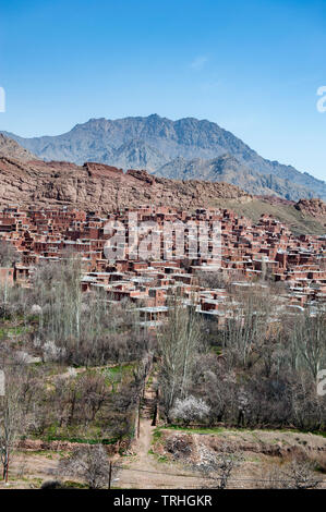 Vista di Abyaneh in Iran. Caratterizzato da un peculiare tinta rossastra, il paese è uno dei più antichi in Iran. Foto Stock