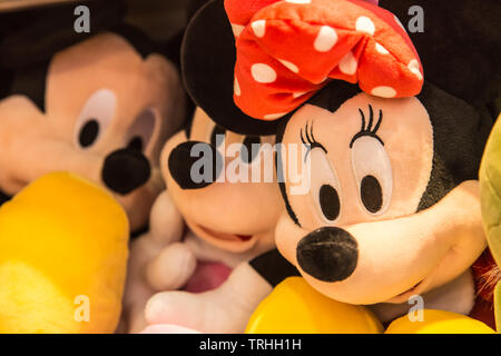 Singapore-Jun 24 2017:mickey bambola giocattolo morbido Foto Stock