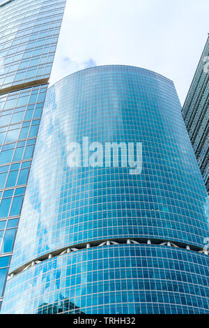 Frammento di architettura contemporanea, le pareti in vetro e calcestruzzo. Tenda in vetro la parete di un ufficio moderno edificio Foto Stock