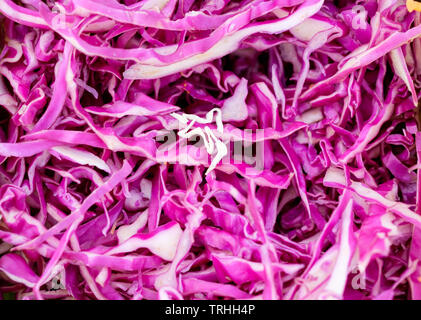 Viola il cavolo tagliato a fette close up del modello Foto Stock