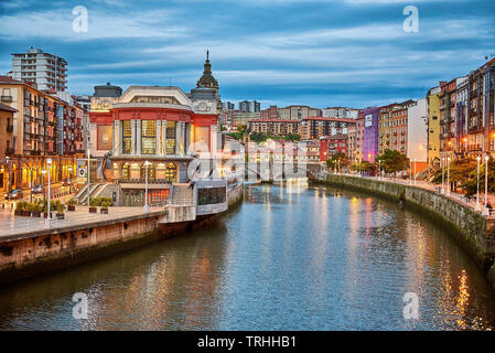 Il Mercado de la Rivera y El Muelle Marzana, Bilbao, Biscaglia, Paese Basco, Euskadi, Euskal Herria, Spagna, Europa Foto Stock