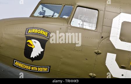 Douglas C-47 Skytrain N150D (101st Airbourne omaggio) al 2019 Shuttleworth battenti Festival per commemorare il settantacinquesimo anniversario del D-Day Foto Stock