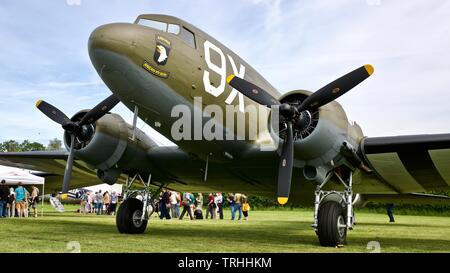 Douglas C-47 Skytrain N150D (101st Airbourne omaggio) al 2019 Shuttleworth battenti Festival per commemorare il settantacinquesimo anniversario del D-Day Foto Stock