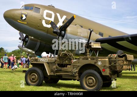 Douglas C-47 Skytrain N150D (101st Airbourne omaggio) al 2019 Shuttleworth battenti Festival per commemorare il settantacinquesimo anniversario del D-Day Foto Stock