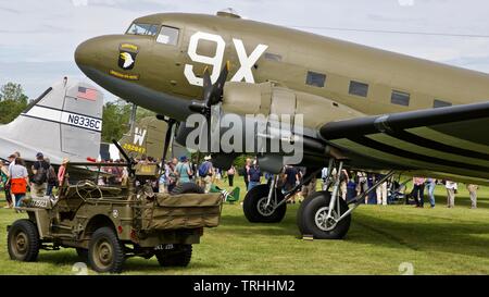 Douglas C-47 Skytrain N150D (101st Airbourne omaggio) al 2019 Shuttleworth battenti Festival per commemorare il settantacinquesimo anniversario del D-Day Foto Stock