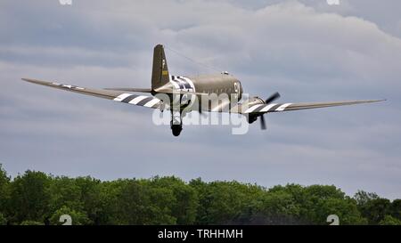 Douglas C-47 Skytrain N150D (101st Airbourne omaggio) al 2019 Shuttleworth battenti Festival per commemorare il settantacinquesimo anniversario del D-Day Foto Stock