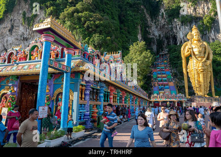 Grotte Batu, Kuala Lumpur, 1 maggio 2019 - tempio indù con più grande del mondo di Lord Murugan statua & 272 gradini scale colorate Foto Stock