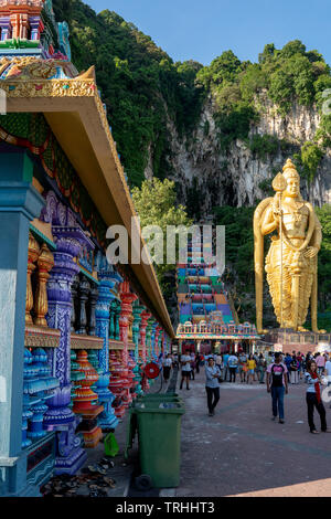 Grotte Batu, Kuala Lumpur, 1 maggio 2019 - tempio indù con Lord Murugan statua & nuove scale colorate Foto Stock