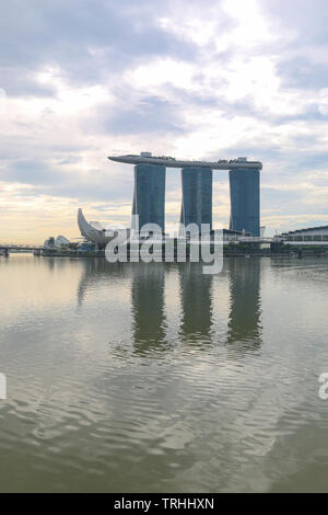 La splendida baia di Marina Sands & moderno museo ArtScience, Singapore Foto Stock