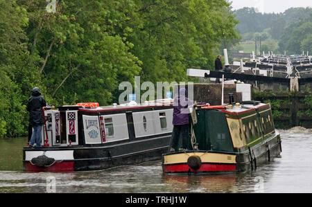 Imbarcazioni strette salire la Hatton volo, o ' "scala di cielo", un volo di 21 si blocca sul Grand Union Canal durante un acquazzone. 4.6.19. Foto Stock