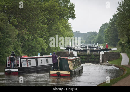 Imbarcazioni strette salire la Hatton volo, o ' "scala di cielo", un volo di 21 si blocca sul Grand Union Canal durante un acquazzone. 4.6.19. Foto Stock