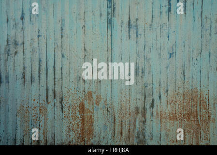Rusty in metallo verniciato texture della parete dello sfondo. Blu chiaro / grunge grungy, striata vecchio superficie corrosa. Foto Stock