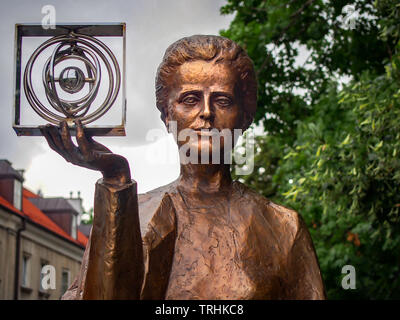 Varsavia, Polonia - Luglio 25, 2017 il monumento in bronzo a Marie Sklodowska-Curie close-up Foto Stock