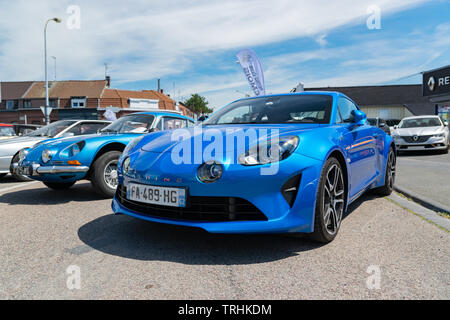 Wattrelos, Francia-Giugno 02,2019: blu nuova Renault Alpine A110,vista frontale,vettura esposta presso la Renault Wattrelos Martinoire parcheggio. Foto Stock