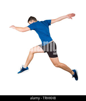 Vie laterali per tutta la lunghezza della determinato uomo atleta saltando ostacoli immaginari isolate su sfondo bianco. Giovane ragazzo runner in sportswear rende sp Foto Stock