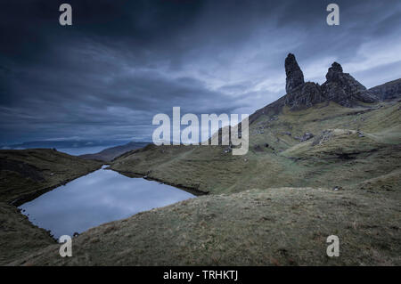 Il vecchio uomo di Storr fotografata al crepuscolo.famosa formazione rocciosa, iconico punto di riferimento e di turisti attrazione sull isola di Skye in Scozia.maestoso paesaggio. Foto Stock