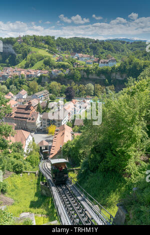 Friburgo, FR / Svizzera / 30 MAGGIO 2019: la storica funicolare collega superiore e inferiore della città di Friburgo nella città vecchia Foto Stock