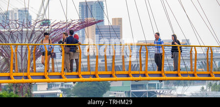 I turisti sulla passerella elevata OCBC Skyway presso i giardini dalla Baia di Singapore. Foto Stock