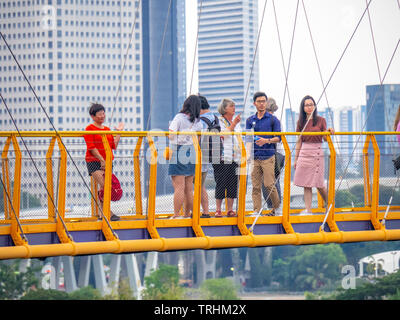 I turisti sulla passerella elevata OCBC Skyway presso i giardini dalla Baia di Singapore. Foto Stock