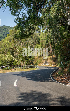 Strada isolata di western ghat immagine viene preso a ooty tamilnadu mostrante la pace e la bellezza della natura. Foto Stock