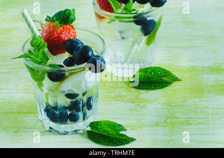 Il Mojito con frutti. Chiudi vista Foto Stock