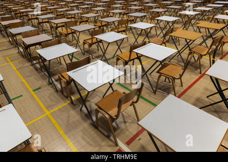 Esame i tavoli e le sedie in una scuola del Regno Unito. Foto Stock