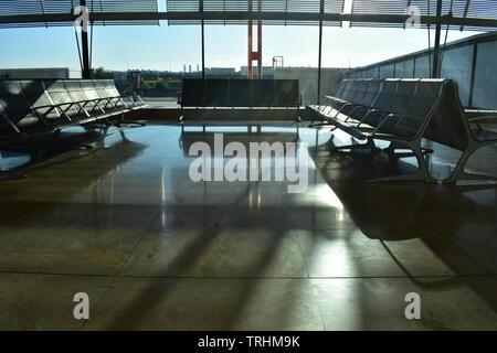 Vista di un vuoto che la gate di partenza a Madrid aeroporto internazionale Foto Stock