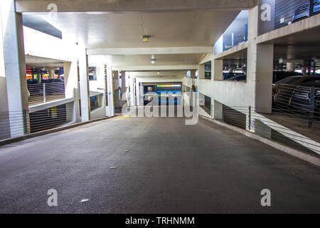 Rampa che conduce fino a livelli di parcheggio in garage Foto Stock