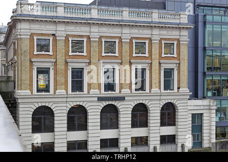 London, Regno Unito - 25 Gennaio 2013: vetrai Hall edificio fiume vista laterale a Southwark a Londra, Regno Unito. Foto Stock