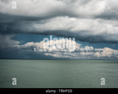 Cloudscape oltre mare, Cardigan Bay, Galles Foto Stock