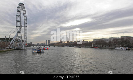 London, Regno Unito - 26 Gennaio 2013: il London Eye Observation Wheel attrazione turistica sulla riva sud del fiume Tamigi a Londra, Regno Unito. Foto Stock