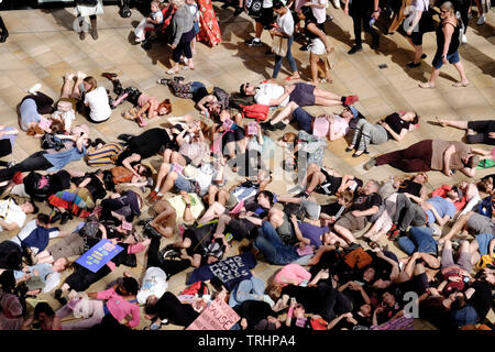 Una matrice a. Gli attivisti dalla ribellione di estinzione perturbato il Bristol aree dello shopping di Broadmead e Cabot Circus per evidenziare l'impatto monouso Foto Stock