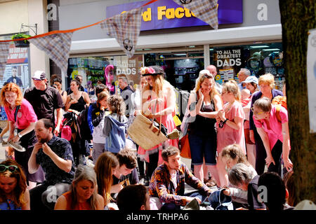 Gli attivisti dalla ribellione di estinzione perturbato il Bristol aree dello shopping di Broadmead e Cabot Circus per evidenziare l'impatto monouso ma alla moda Foto Stock