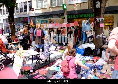 Gli attivisti dalla ribellione di estinzione perturbato il Bristol aree dello shopping a promuovere lo sviluppo sostenibile shopping Foto Stock