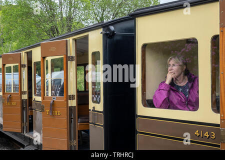 Tourist,terza classe carrelli sulla piattaforma a Ponte del Diavolo Stazione, Vale of Rheidol Steam Railway, vicino Abertsywyth, Ceredigion, Galles Foto Stock