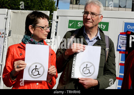 Manchester, Regno Unito, 6 giugno, 2019.attrice Ali Briggs, che gioca Freda in Coronation Street, ha unito gli attivisti presso il memoriale di Peterloo sito in costruzione protestando per la mancanza di accesso per disabili i popoli. Centro Congressi di Manchester. Credito: Barbara Cook/Alamy Live News Foto Stock