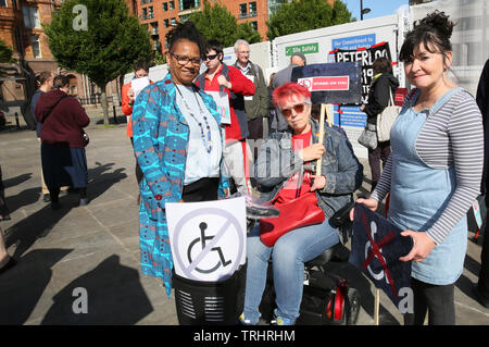 Manchester, Regno Unito, 6 giugno, 2019.attrice Ali Briggs, che gioca Freda in Coronation Street, ha unito gli attivisti presso il memoriale di Peterloo sito in costruzione protestando per la mancanza di accesso per disabili i popoli. Centro Congressi di Manchester. Credito: Barbara Cook/Alamy Live News Foto Stock