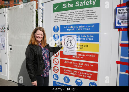 Manchester, Regno Unito, 6 giugno, 2019.attrice Ali Briggs, che gioca Freda in Coronation Street, ha unito gli attivisti presso il memoriale di Peterloo sito in costruzione protestando per la mancanza di accesso per disabili i popoli. Centro Congressi di Manchester. Credito: Barbara Cook/Alamy Live News Foto Stock