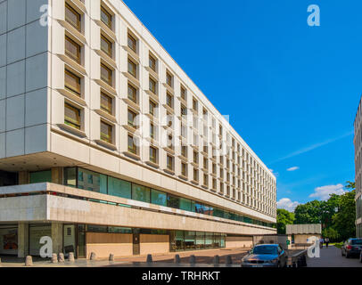 Varsavia, Mazovia / Polonia - 2019/06/01: vista laterale della storica Sofitel Warsaw Victoria hotel al Krolweska Street nel quartiere della città vecchia Foto Stock