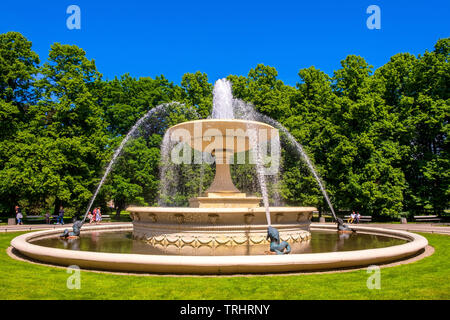 Varsavia, Mazovia / Polonia - 2019/06/01: storica fontana nel giardino sassone - Ogrod o Saski Park - più antico parco pubblico di Varsavia Foto Stock
