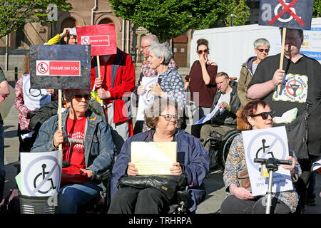 Manchester, Regno Unito, 6 giugno, 2019.attrice Ali Briggs, che gioca Freda in Coronation Street, ha unito gli attivisti presso il memoriale di Peterloo sito in costruzione protestando per la mancanza di accesso per disabili i popoli. Centro Congressi di Manchester. Credito: Barbara Cook/Alamy Live News Foto Stock