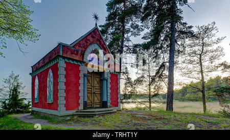 Cappella nel parco all'inglese di Rydboholm, Svezia Foto Stock