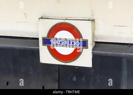 London, Regno Unito - 1 Maggio 2018: Londons logo della metropolitana attaccata alla parete sulla stazione di Waterloo Foto Stock